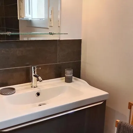 Maison Renovee Proche Vichy : 3 Chambres, Cour Fermee, Inclus, Ideal Curistes Et Activites Naturelles - Fr-1-489-481