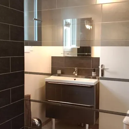 Maison Renovee Proche Vichy : 3 Chambres, Cour Fermee, Inclus, Ideal Curistes Et Activites Naturelles - Fr-1-489-481