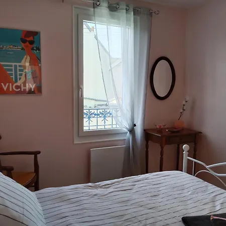 Дом отдыха Maison Renovee Proche Vichy : 3 Chambres, Cour Fermee, Inclus, Ideal Curistes Et Activites Naturelles - Fr-1-489-481